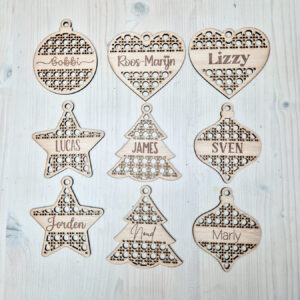 Rotan kersthangers met naam gegraveerd