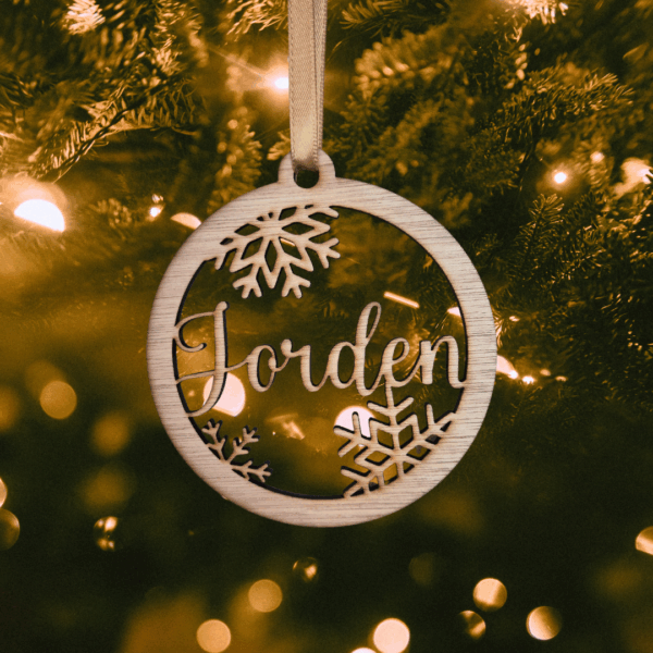 Kersthanger | Kerstbal met naam - sierletters met sneeuwvlokken - Afbeelding 2