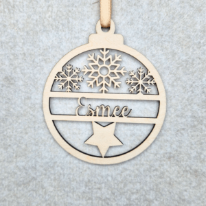 Kersthanger | Kerstbal met naam - sierletters, ster met sneeuwvlokken