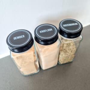 ronde kruidenpotjes labels zwart met witte tekst voor deksels